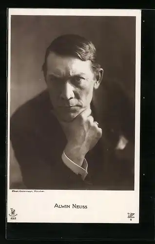 AK Schauspieler Alwin Neuss im schwarzen Anzug