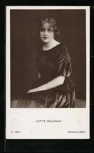 AK Schauspielerin Lotte Neumann im schwarzen Kleid