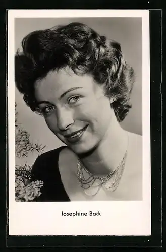 AK Schauspielerin Josephine Back mit einem charmanten Lächeln