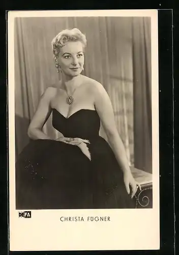 AK Schauspielerin Christa Fügner in einem eleganten schulterfreien Kleid