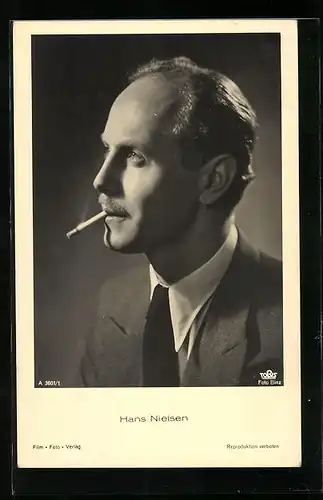 AK Schauspieler Hans Nielsen mit Zigarette im Mund