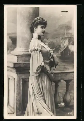 AK Schauspielerin Yanne im eleganten Kleid