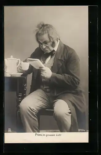 AK Schauspieler Pohl mit einer Tasse Kaffee und Buch