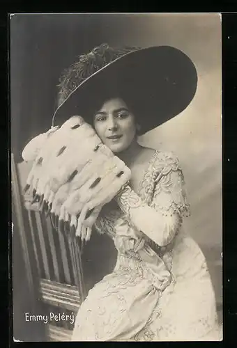 AK Schauspielerin Emmy Pelery mit einem grossen Hut