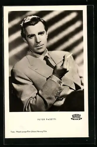 AK Schauspieler Peter Pasetti mit Zigarette