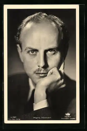 AK Schauspieler Hans Nielsen mit der Hand im Gesicht