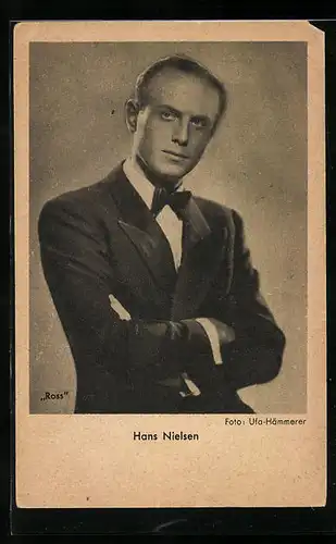 AK Schauspieler Hans Nielsen mit verschränkten Armen