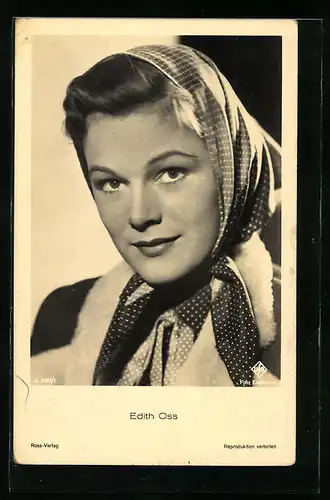 AK Schauspielerin Edith Oss mit einem Kopftuch