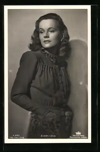 AK Schauspielerin Edith Oss mit den Händen in den Tacshen