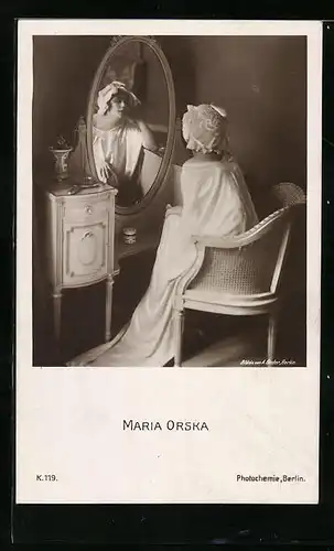 AK Schauspielerin Maria Orska vor einem Spiegel