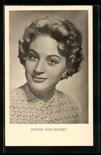 AK Schauspielerin Undine von Medvey mit einem sympathischen Lächeln