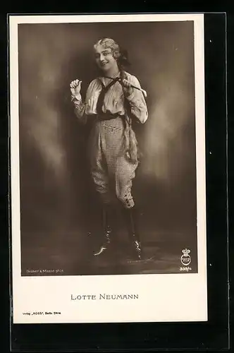 AK Schauspielerin Lotte Neumann mit Stiefeln