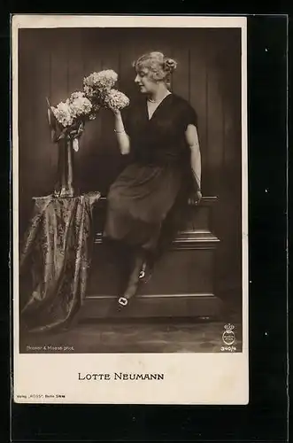 AK Schauspielerin Lotte Neumann sitzt auf einem Piano