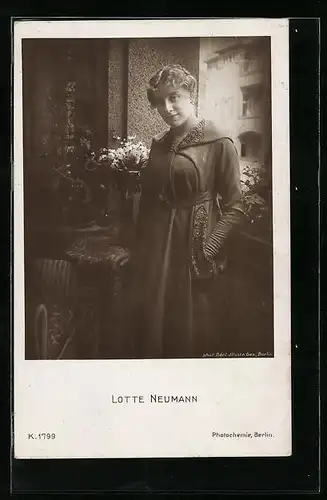 AK Schauspielerin Lotte Neumann auf einem Balkon