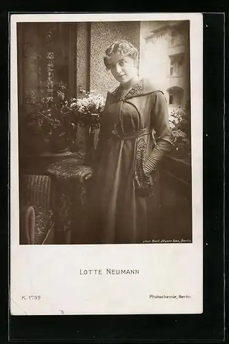 AK Schauspielerin Lotte Neumann in schwarzweiss fotografiert