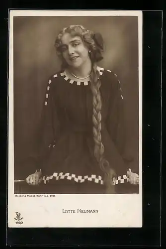 AK Schauspielerin Lotte Neumann mit langem Zopf