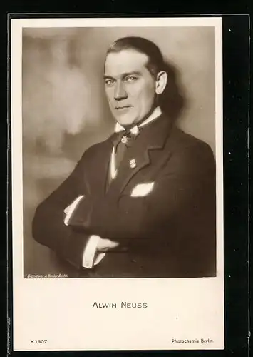 AK Schauspieler Alwin Neuss mit einer stolzen Körperhaltung