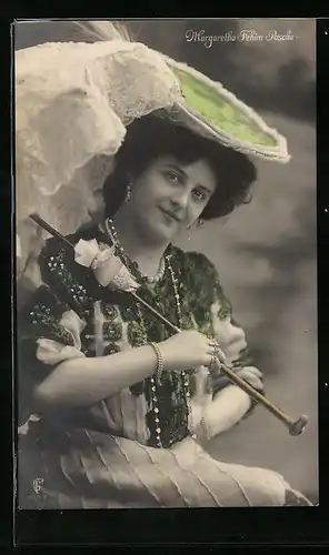 AK Schauspielerin Margaretha Fehim Pascha mit einem Regenschirm