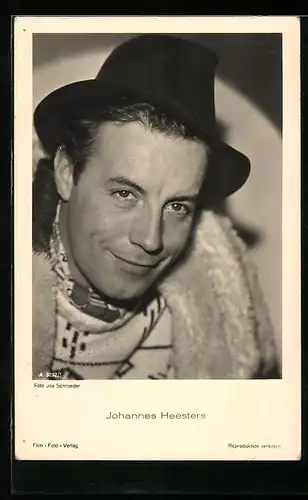 AK Schauspieler Johannes Heesters mit sympathischem Lächeln und Hut