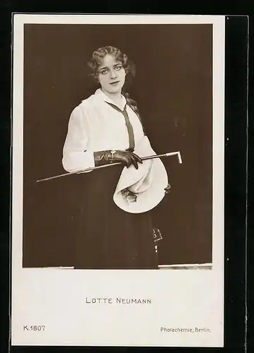 AK Schauspielerin Lotte Neumann mit einer Peitsche