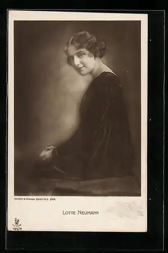AK Schauspielerin Lotte Neumann im schwarzen Kleid