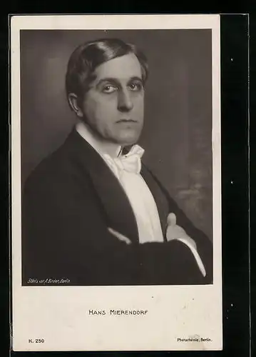 AK Schauspieler Hans Mierendorf mit verschränkten Armen