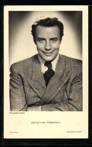 AK Schauspieler Johannes Heesters mit verschränkten Armen und freundlichem Lächeln