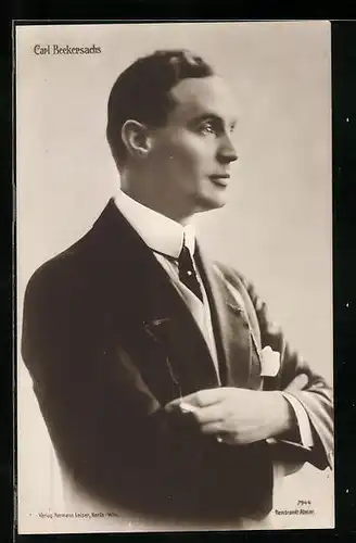 AK Schauspieler Carl Beckersachs mit verschränkten Armen