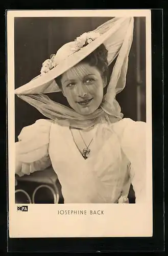 AK Schauspielerin Josephine Back mit einem charismatischen Lächeln