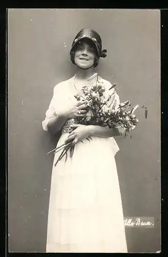 AK Schauspielerin Olla Bauer mit einem Blumenstrauss in der Hand