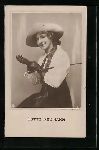 AK Schauspielerin Lotte Neumann mit Handschuhen und Hut