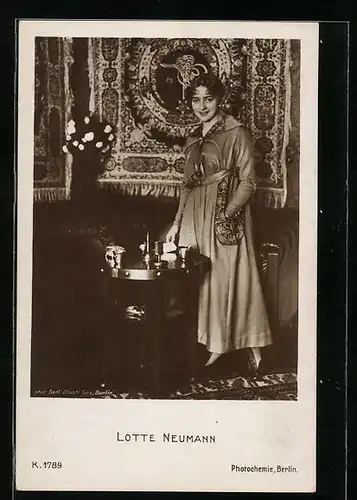 AK Schauspielerin Lotte Neumann an einem kleinen Tisch