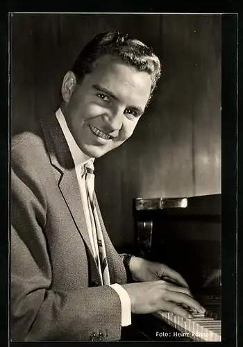 AK Schauspieler Curt Prina spielt Piano