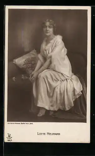 AK Schauspielerin Lotte Neumann sitztend in einem weissen Kleid