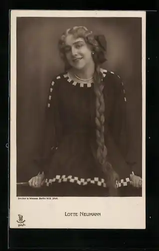 AK Schauspielerin Lotte Neumann mit einem langen Zopf