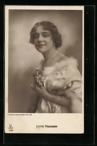 AK Schauspielerin Lotte Neumann mit einer Blume in der Hand
