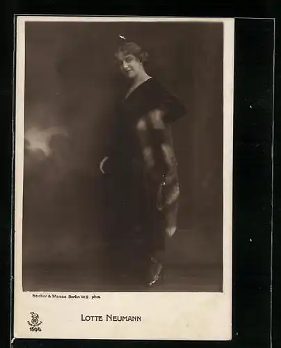 AK Schauspielerin Lotte Neumann trägt einen Pelzschal in der Hand