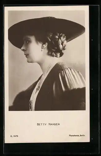 AK Schauspielerin Betty Nansen im Seitenprofil mit einem Hut