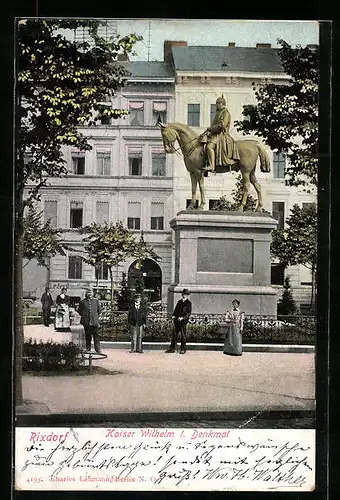 AK Berlin-Rixdorf, Passanten am Kaiser Wilhelm I. Denkmal