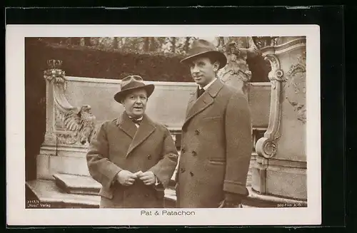 AK Schauspieler Pat & Patachon in einer Parkanlage