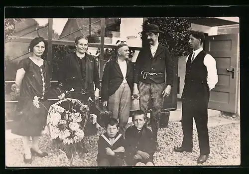 AK Schauspieler Pat und Patachon in einer Gruppenaufnahme mit Unbekannten