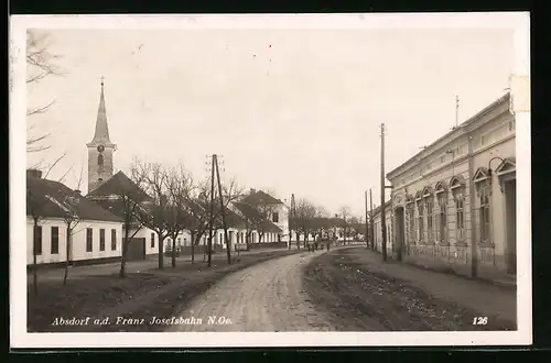 AK Absdorf a. d. Franz Josefsbahn, Strassenpartie mit Blick auf Kirchturm