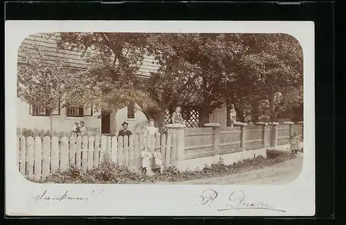 Foto-AK Warth a. Arlberg, Familie vor ihrem Haus