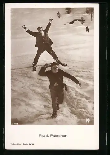AK Schauspieler Pat & Patchon auf Skiern im Schnee