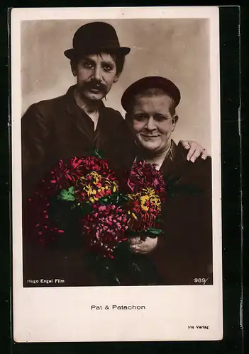 AK Schauspieler Pat & Patchon mit Blumensträussen