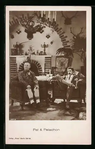AK Schauspieler Pat & Patchon auf den Sofas im Salon
