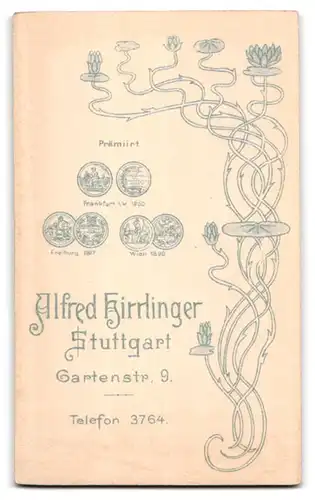 Fotografie A. Hisslinger, Stuttgart, Gartenstr. 9, Niedliches lächelndes Baby im weissen KLeid