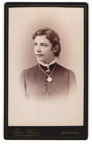 Fotografie Paul Hoser, Stuttgart, Alleen Platz 4, Bürgerliche Frau in schwarzer Kleidung mit Halskette