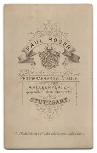 Fotografie Paul Hoser, Stuttgart, Alleen Platz 4, Bürgerliche Frau in schwarzer Kleidung mit Halskette