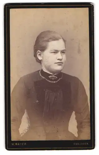Fotografie W. Mayer, Esslingen, Junge Dame im Sonntagskleid mit einer Kette um den Hals